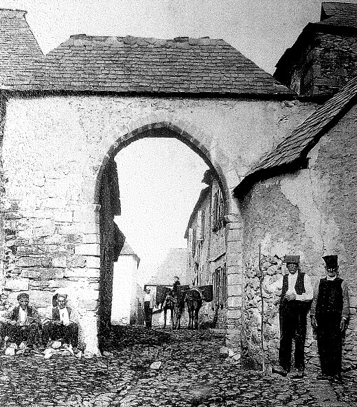 El Ayuntamiento de Naut Aran recupera la antigua puerta de entrada a Salardú