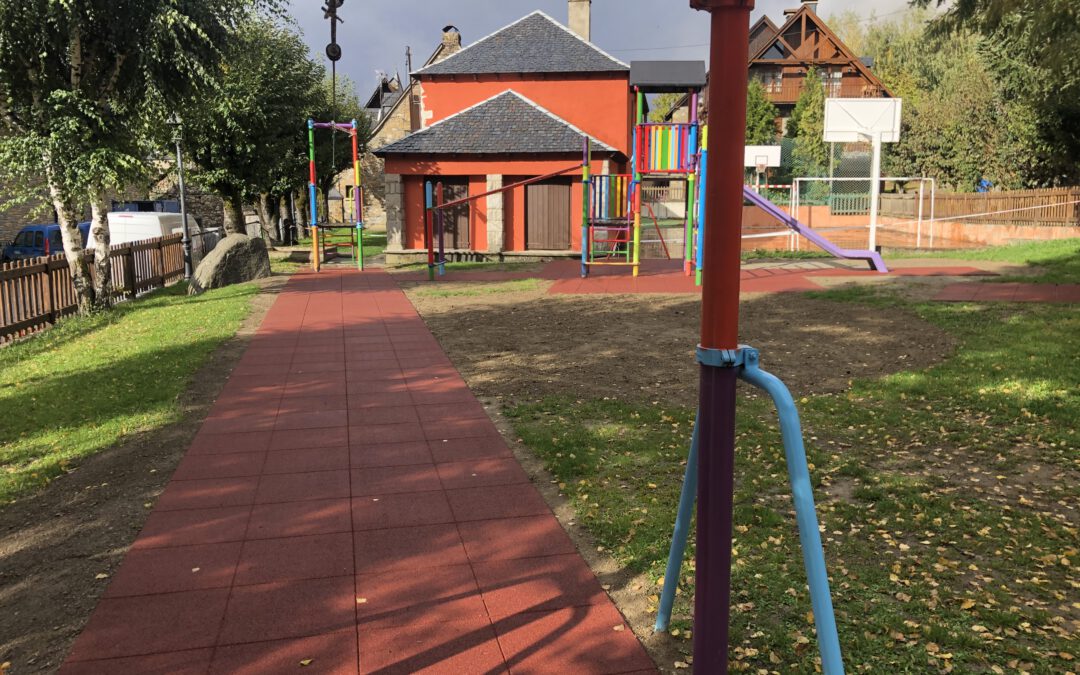 El Ayuntamiento de Naut Aran mejora el parque infantil de Garòs
